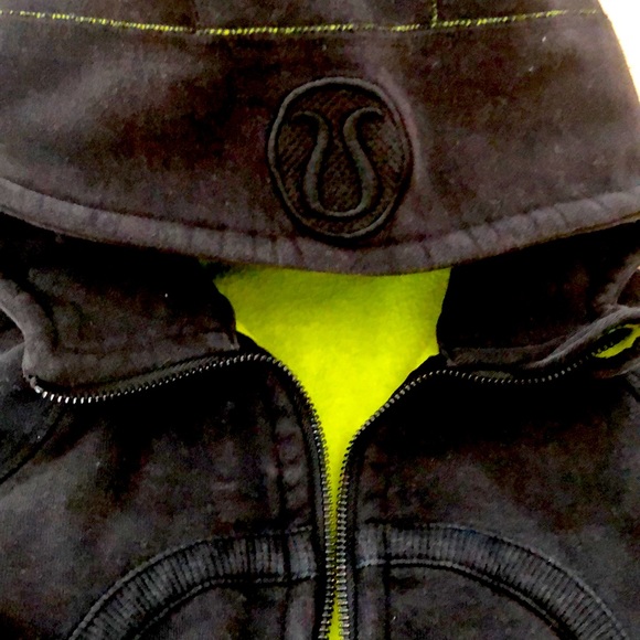 Rare black w/ bright green fleece lululemon scuba full zip hoodie size 2 GUC. - Picture 2 of 3